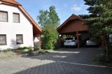 Pohled na chalupu od vstupu a garáž